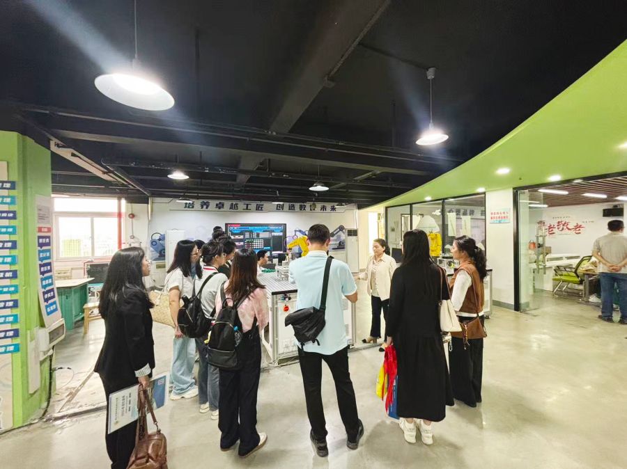 佛山市华材职业技术学校 (1).jpg